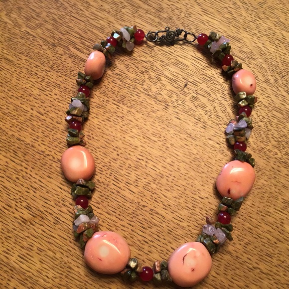 CHUNKY BEADED NECKLACE, PEACH COLORED CENTRAL TONE - Picture 3 of 7
